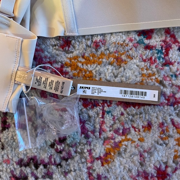 Skims Plunge Bra - Picture 3 of 4